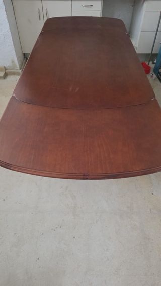 Mesa de comedor de madera