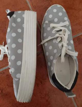 Zapatillas Zara Lunares Grises y Blancas