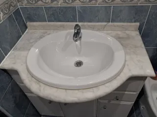 Mueble de baño con lavabo y grifo