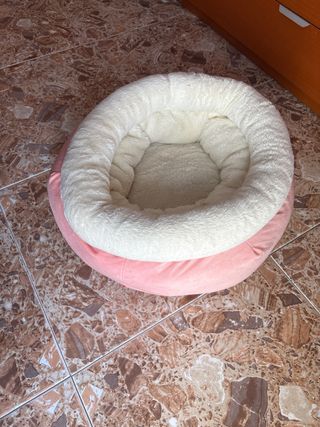 Cama para gatos o perros rosa y blanca