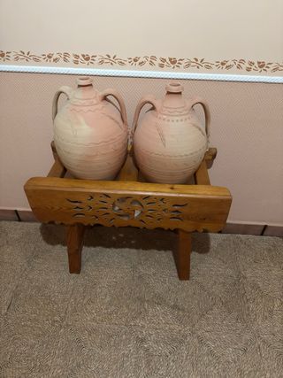 Cántaras de terracota y madera