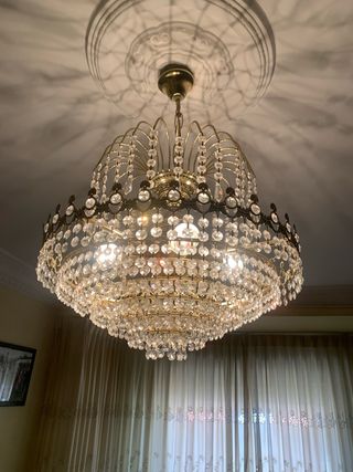 Lámpara de techo dorada con cristales de roca