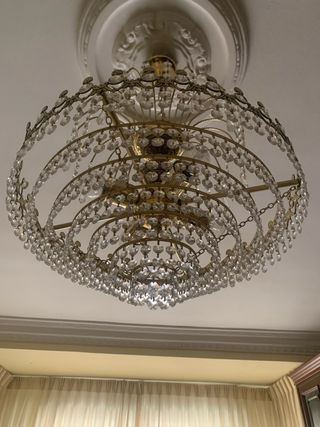 Lámpara de techo dorada con cristales de roca