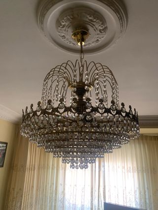 Lámpara de techo dorada con cristales de roca