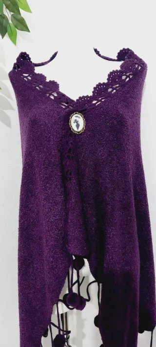 Chal de punto morado con adornos