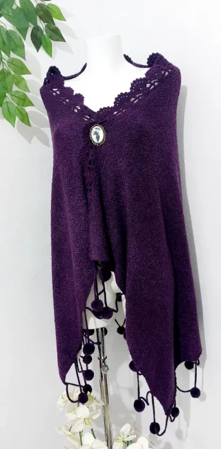 Chal de punto morado con adornos