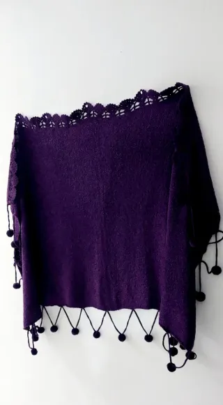 Chal de punto morado con adornos