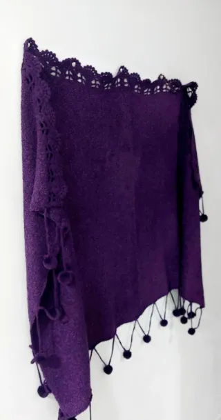 Chal de punto morado con adornos