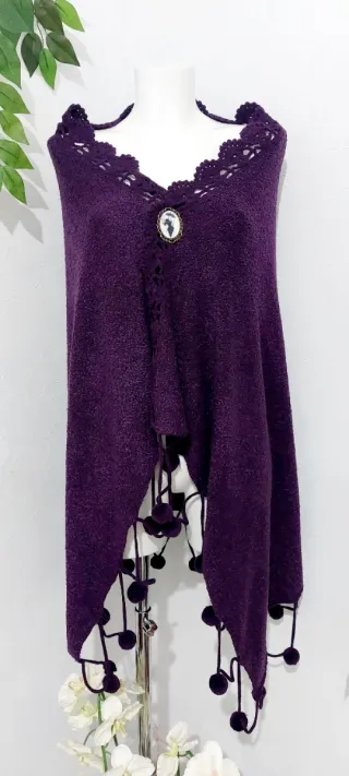 Chal de punto morado con adornos