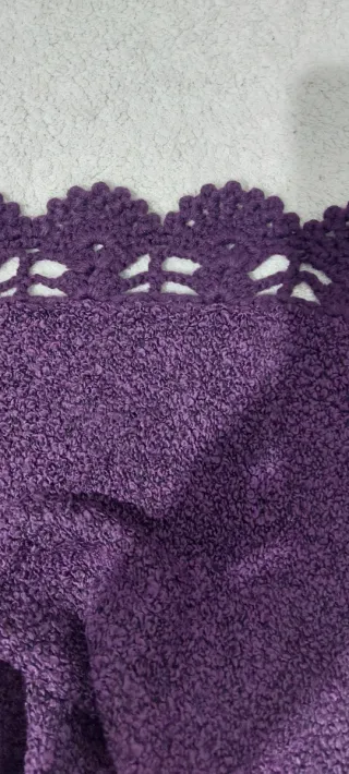 Chal de punto morado con adornos