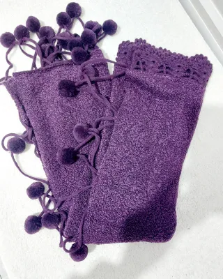 Chal de punto morado con adornos