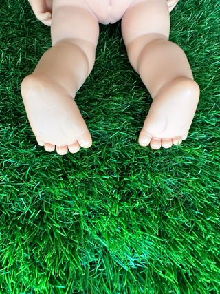 Muñeca bebe realista implante coclear