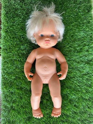 Muñeca bebe realista implante coclear