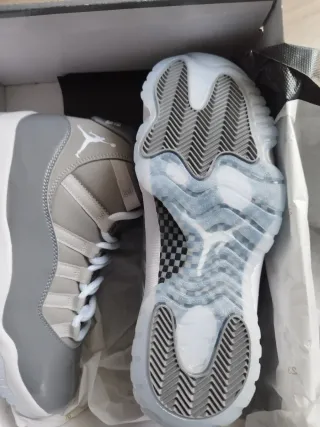 Jordan 11 Gris y Blanco