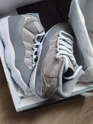 Jordan 11 Gris y Blanco