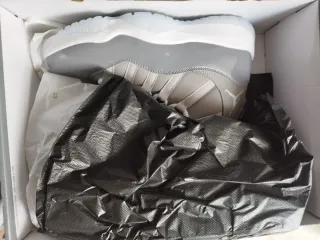 Jordan 11 Gris y Blanco
