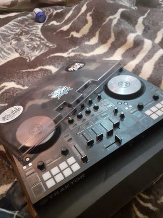 Controlador DJ Traktor Kontrol S3