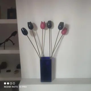 Jarrón cristal azul con tulipas madera