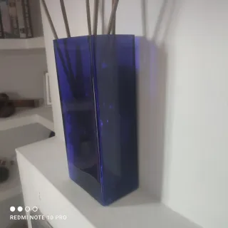 Jarrón cristal azul con tulipas madera