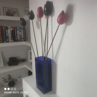 Jarrón cristal azul con tulipas madera