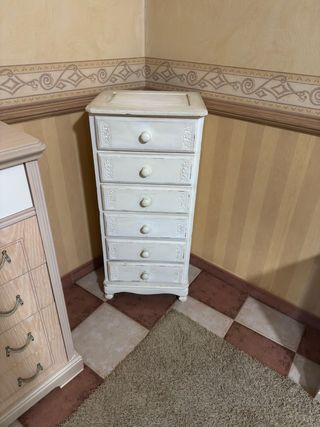 Cómoda de madera blanca y beige