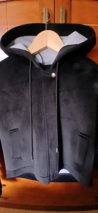 Chaqueta negra terciopelo con capucha