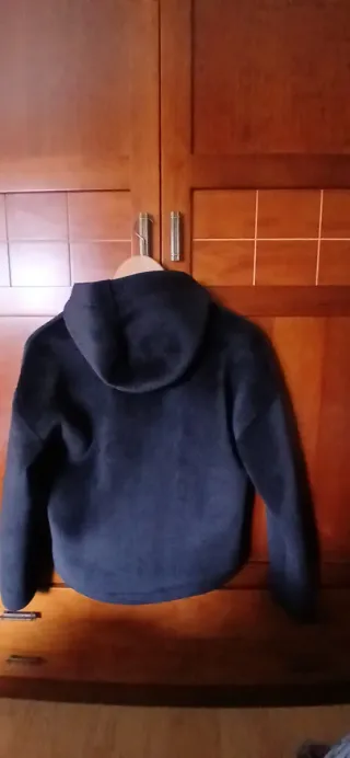 Chaqueta negra terciopelo con capucha