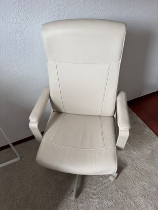 Silla de oficina beige en perfecto estado