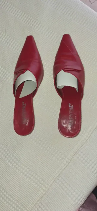 Zapato destalonado rojo .