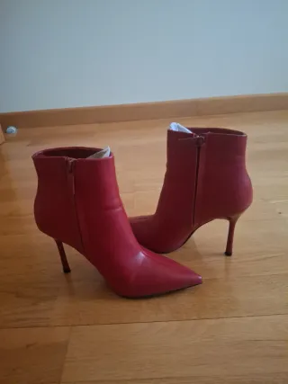 Botines rojos de tacón