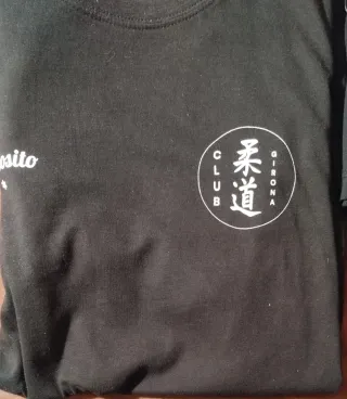 Camiseta negra con logo