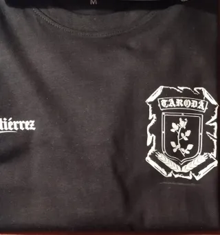 Camiseta negra con logo