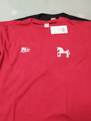 Camiseta negra con logo