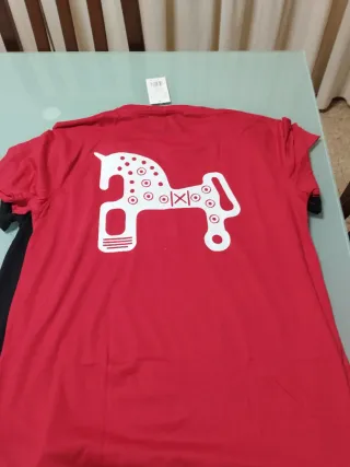 Camiseta negra con logo