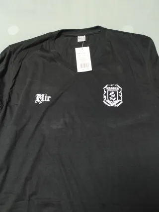 Camiseta negra con logo