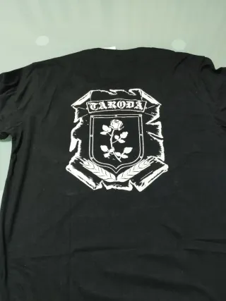 Camiseta negra con logo