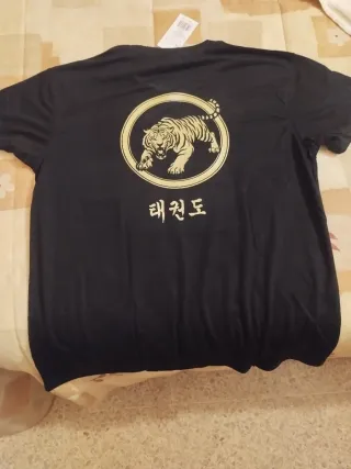 Camiseta negra con logo