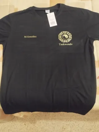 Camiseta negra con logo