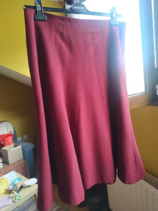 Falda vuelo Isabel de Pedro granate