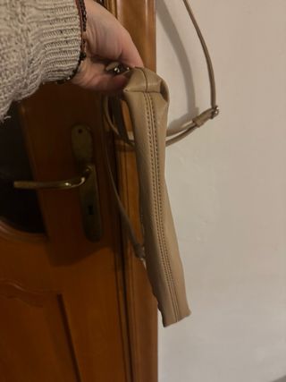 Pochette Segue beige con borchie