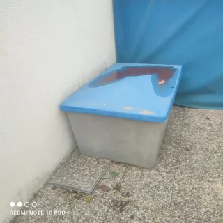 Depósito de agua azul y gris