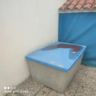 Depósito de agua azul y gris