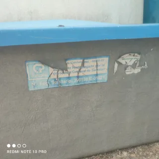 Depósito de agua azul y gris