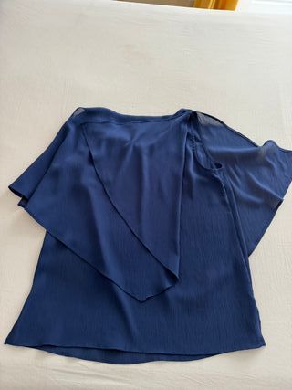 Top azul con capa
