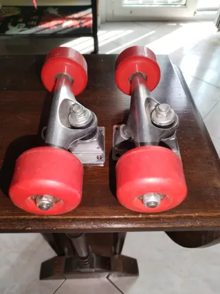 Assi per skateboard con ruote rosse
