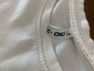 Camiseta Only blanca con abeja joya