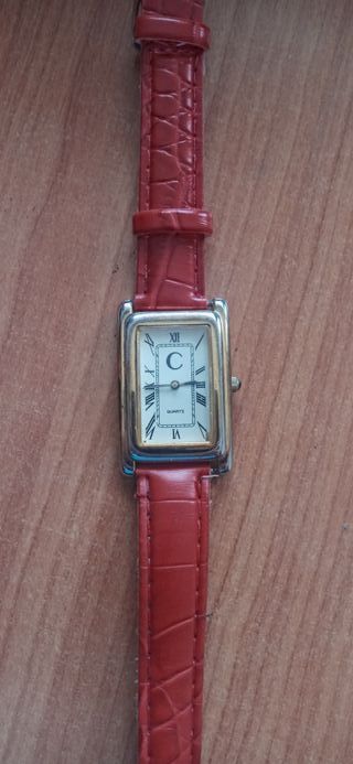 Reloj de pulsera plateado y rojo
