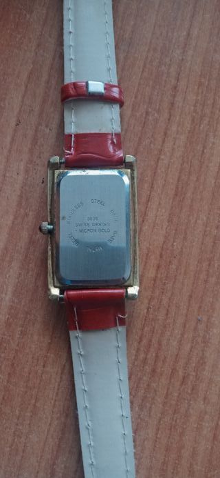 Reloj de pulsera plateado y rojo