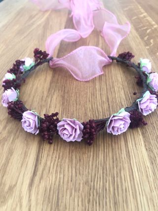 Corona de flores rosa palo y burdeos