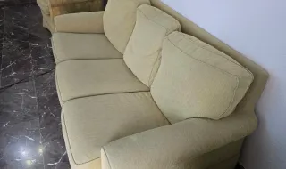 Sofá de tela cómodo en buen estado